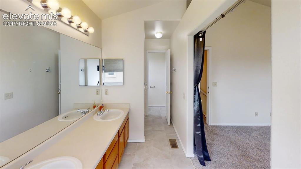 Image 13 of 17: Bathroom