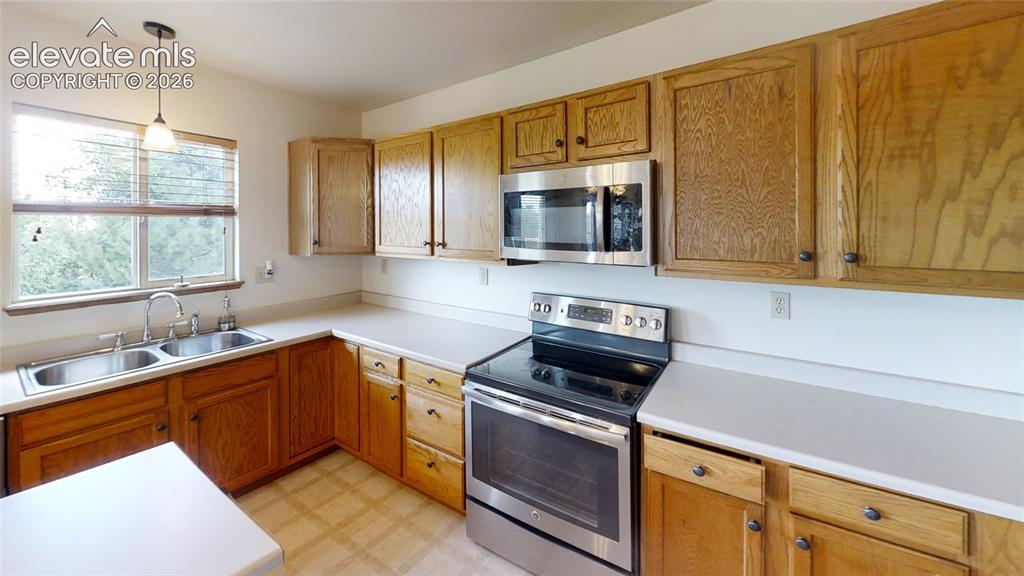 Image 2 of 17: Kitchen