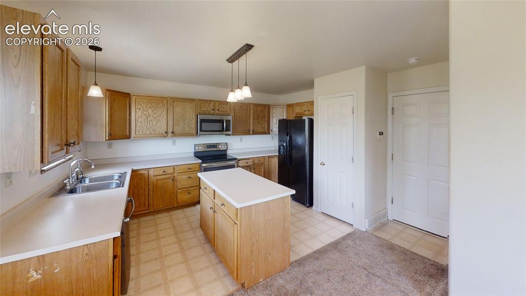 Image 3 of 17: Kitchen