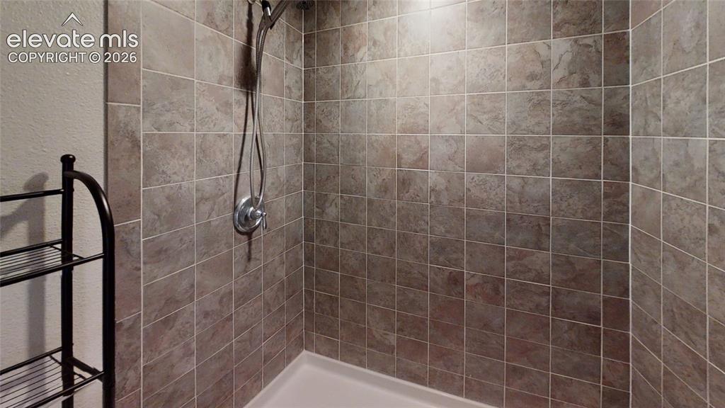 Image 9 of 17: Bathroom