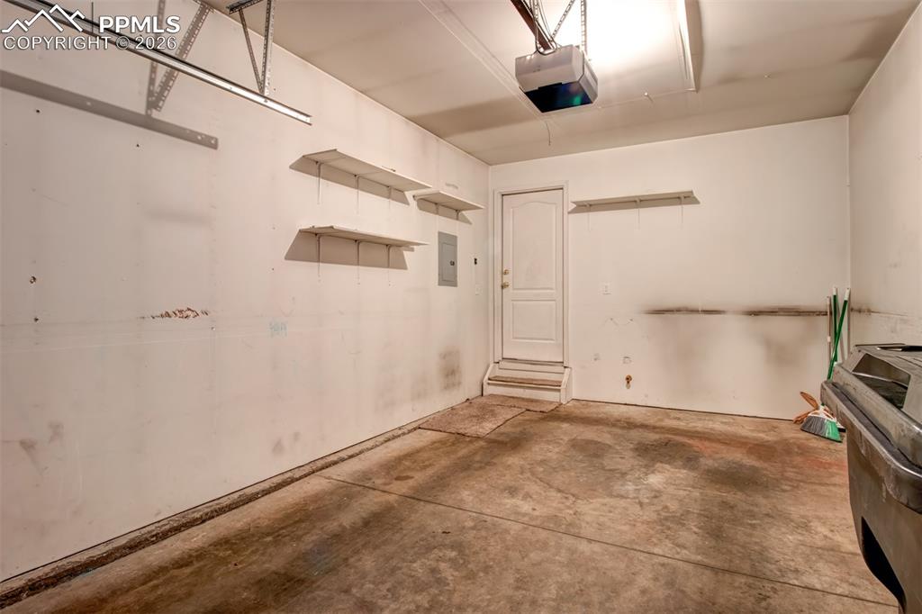 Image 26 of 33: 1 car garage