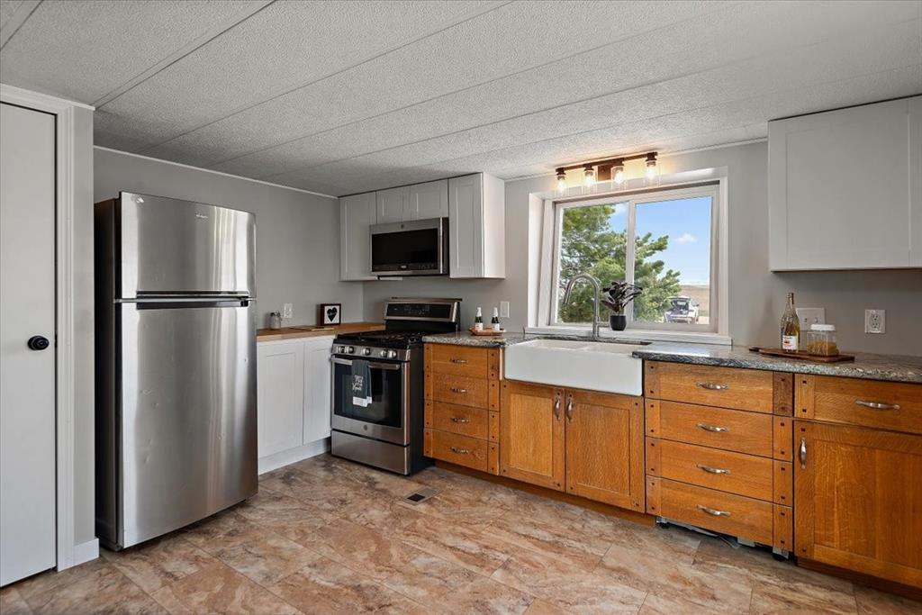 Image 10 of 48: Kitchen