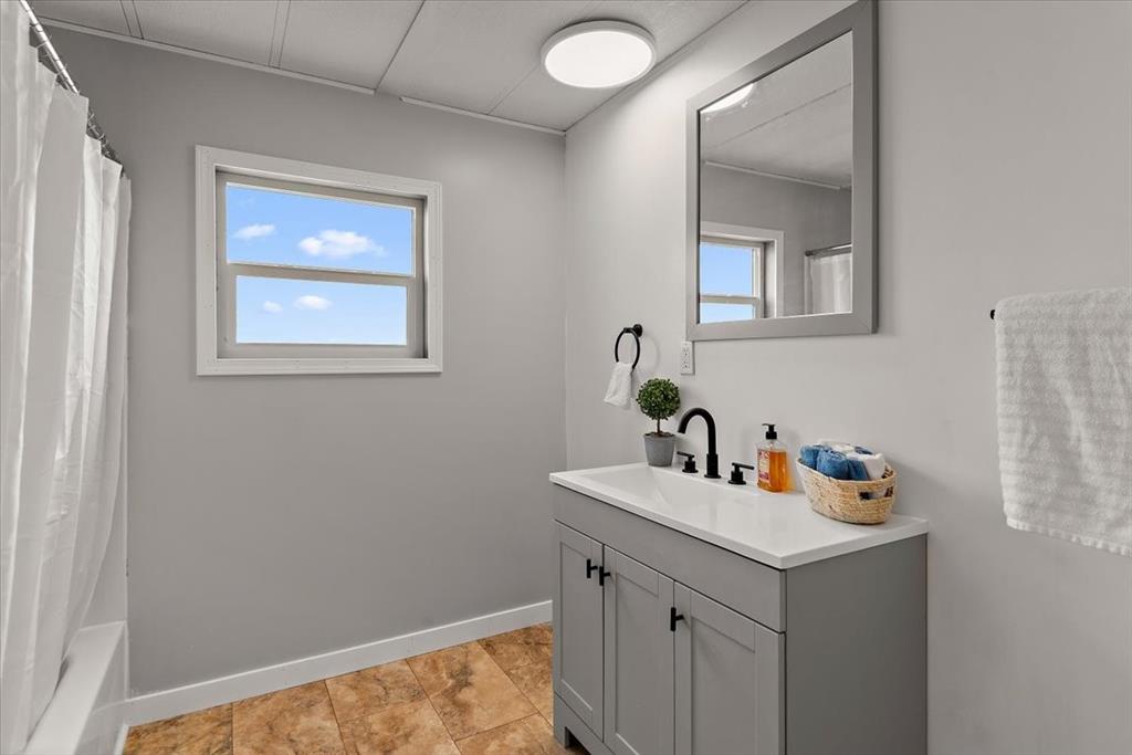 Image 13 of 48: Bathroom