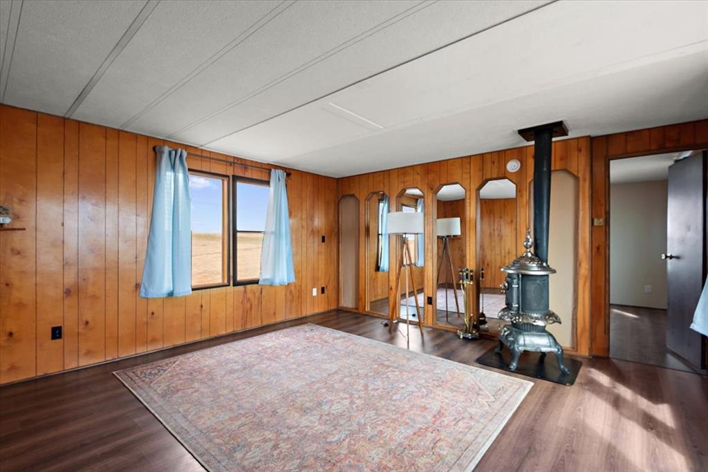 Image 29 of 48: Living Room