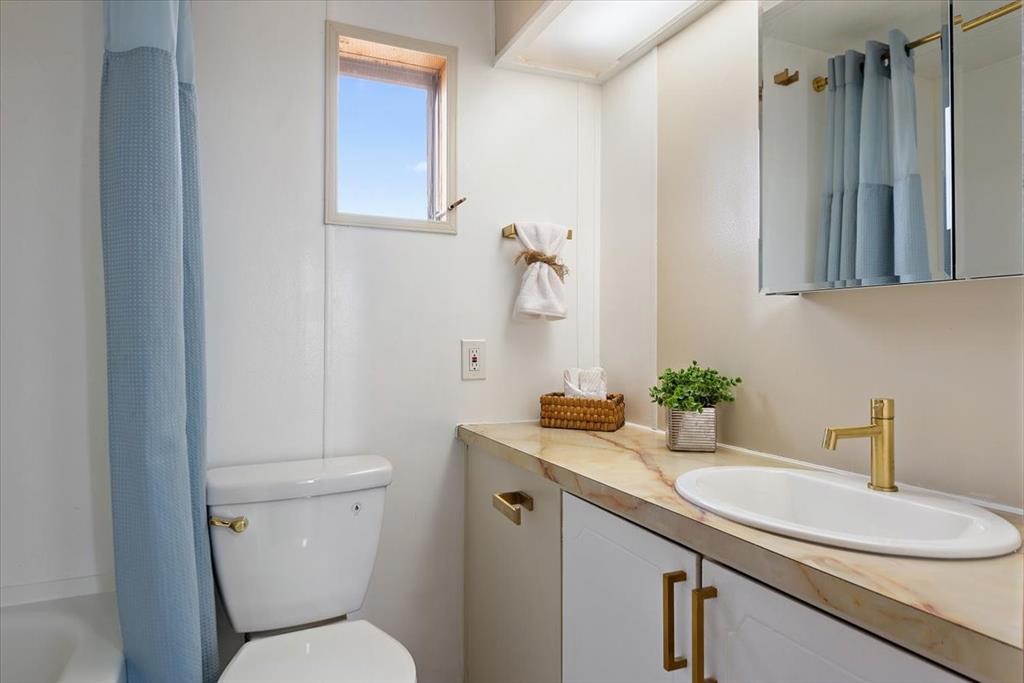 Image 32 of 48: Bathroom