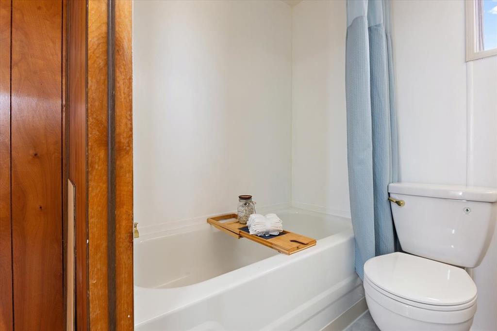 Image 33 of 48: Bathroom