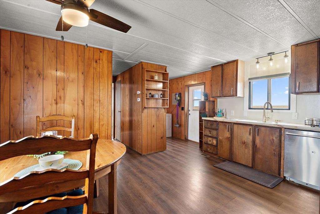 Image 34 of 48: Kitchen