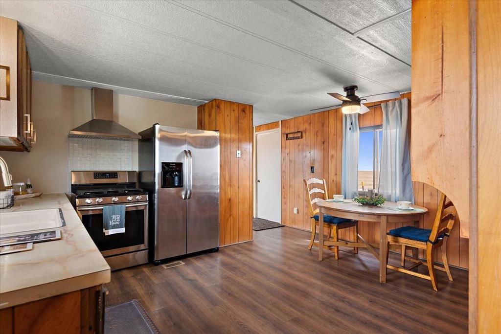 Image 35 of 48: Kitchen