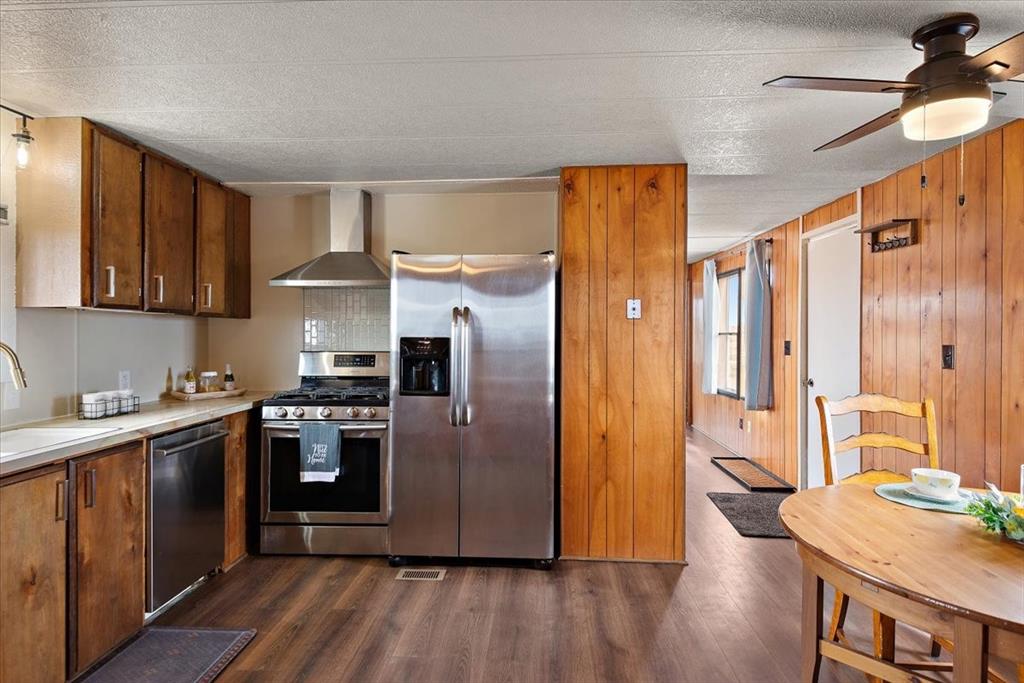 Image 36 of 48: Kitchen