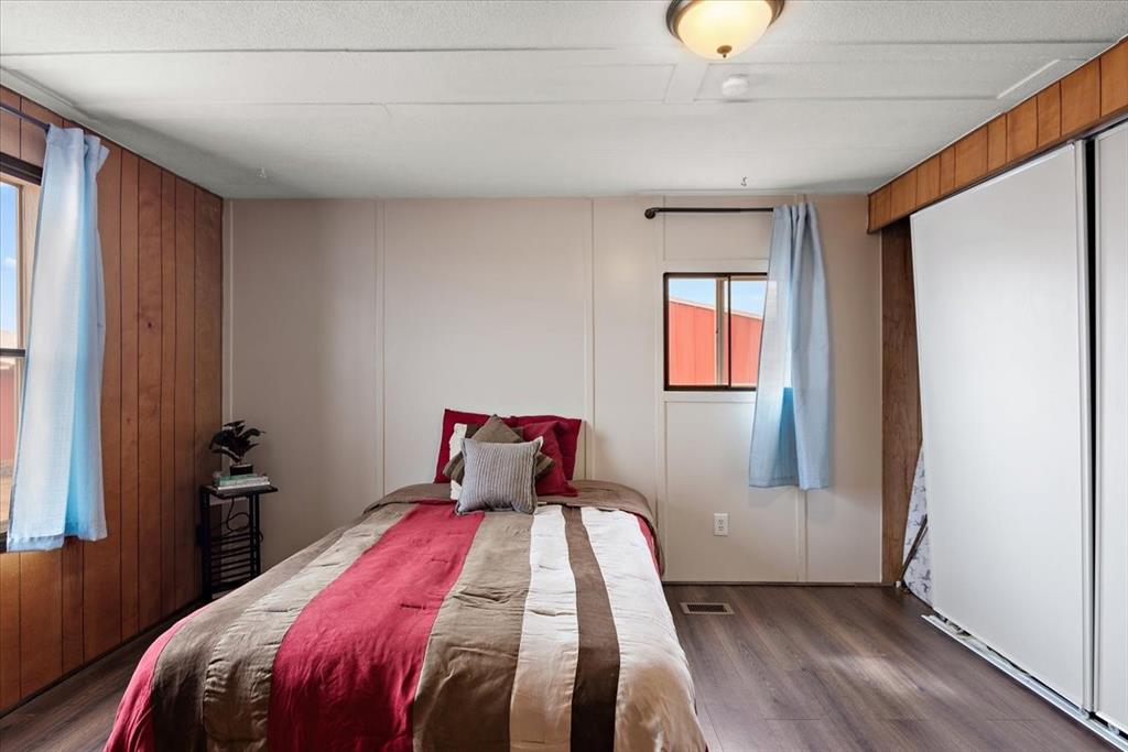 Image 40 of 48: Bedroom