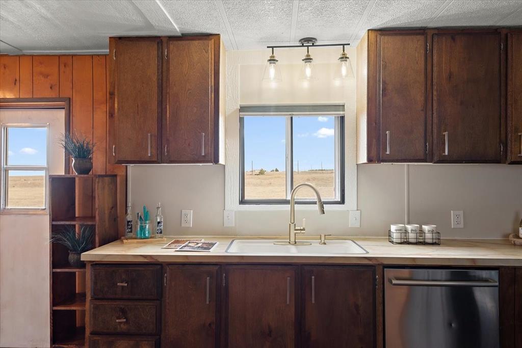 Image 42 of 48: Kitchen