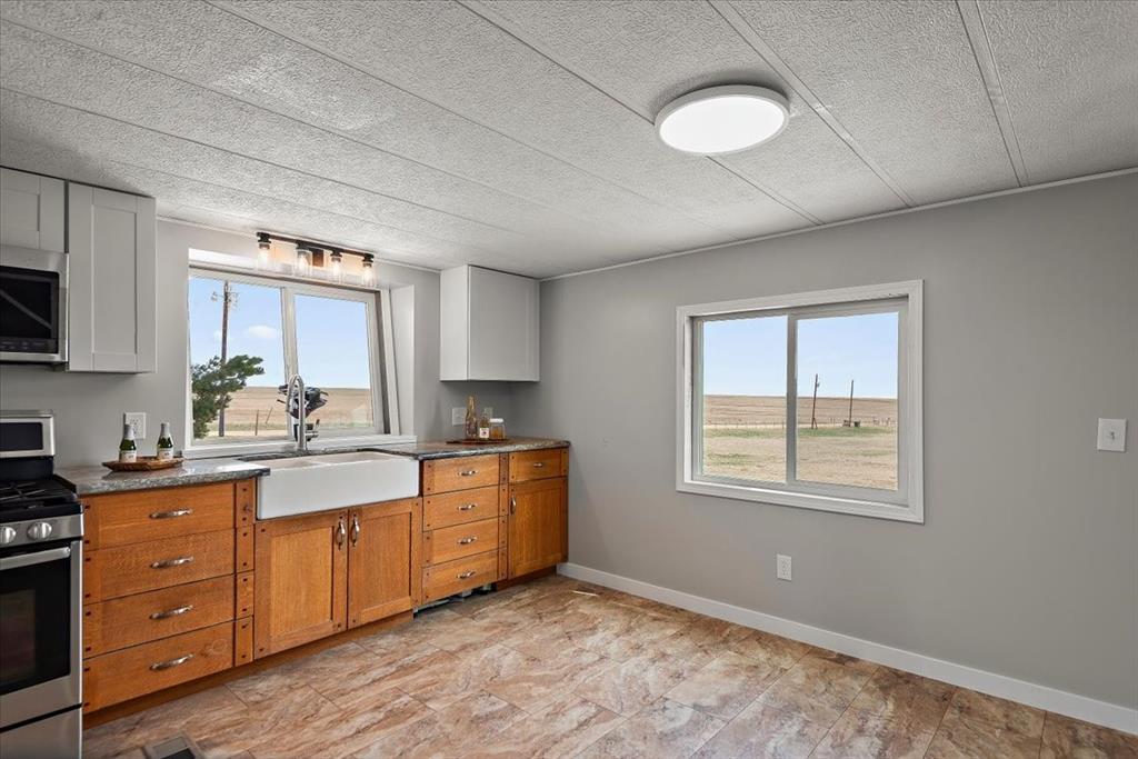 Image 8 of 48: Kitchen