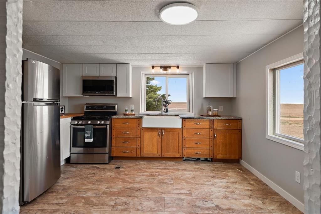 Image 9 of 48: Kitchen