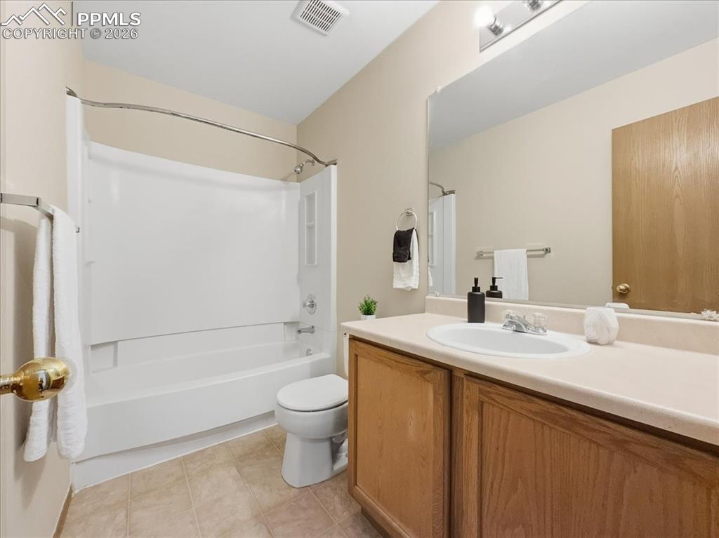 Image 17 of 37: Bathroom