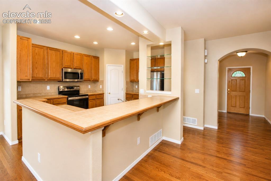 Image 10 of 49: Kitchen