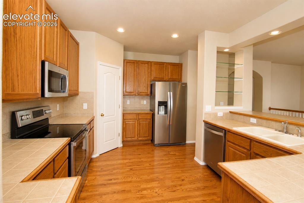 Image 14 of 49: Kitchen