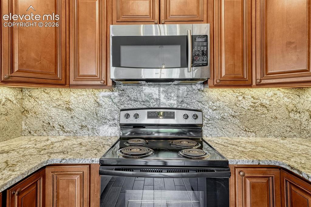 Image 14 of 50: Kitchen