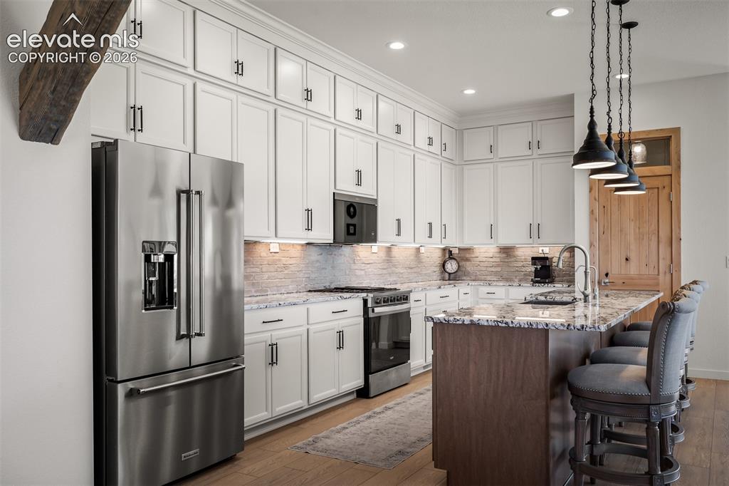 Image 10 of 50: Kitchen