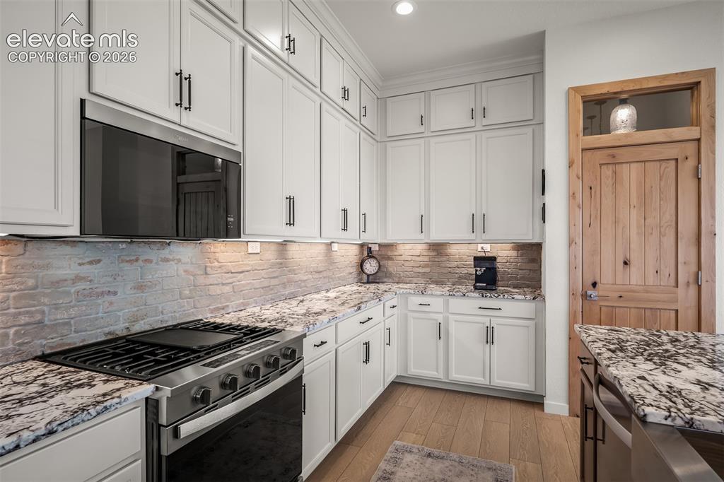 Image 14 of 50: Kitchen
