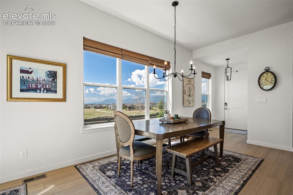 Image 18 of 50: Dining Area