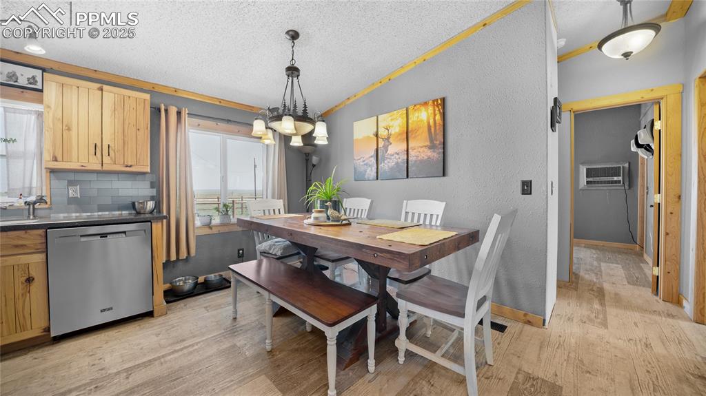Image 10 of 35: Dining area