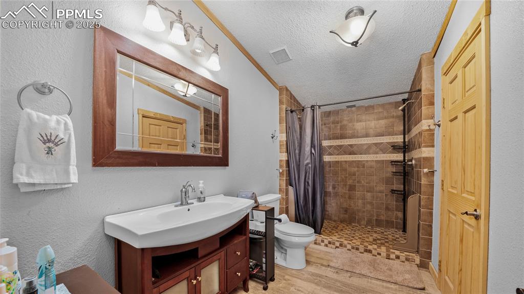 Image 15 of 35: Master bath