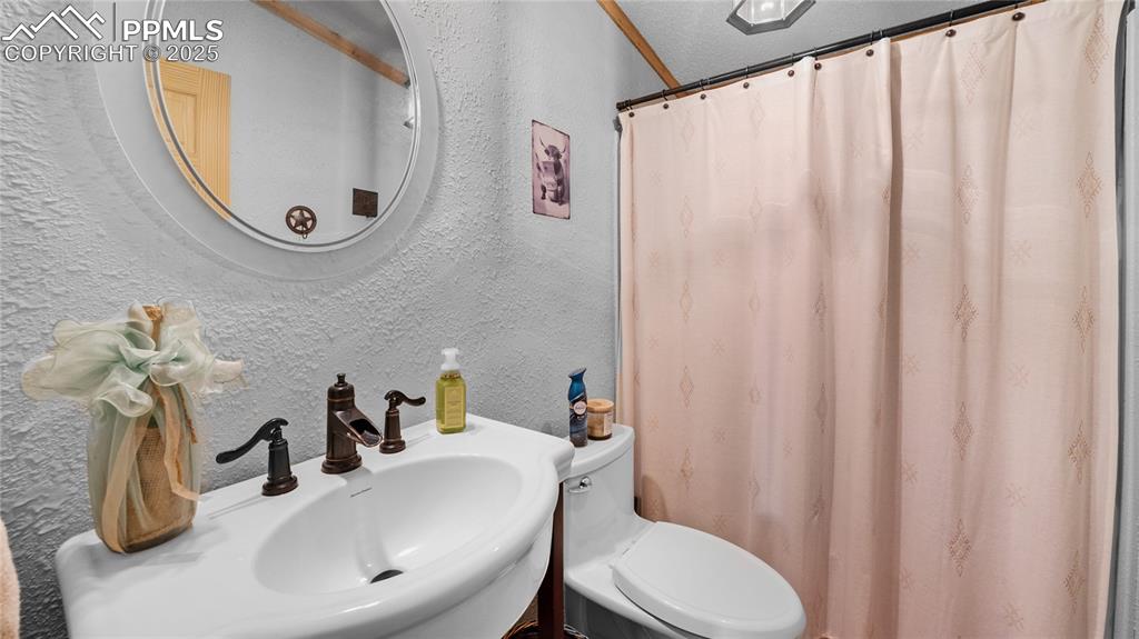 Image 19 of 35: Hall bathroom
