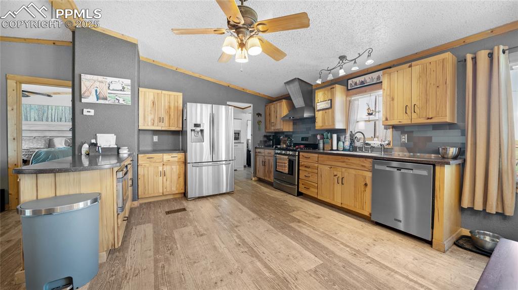 Image 9 of 35: Spacious kitchen, SS appliances