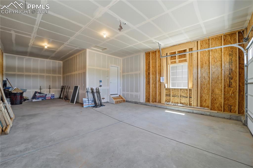 Image 14 of 41: Garage