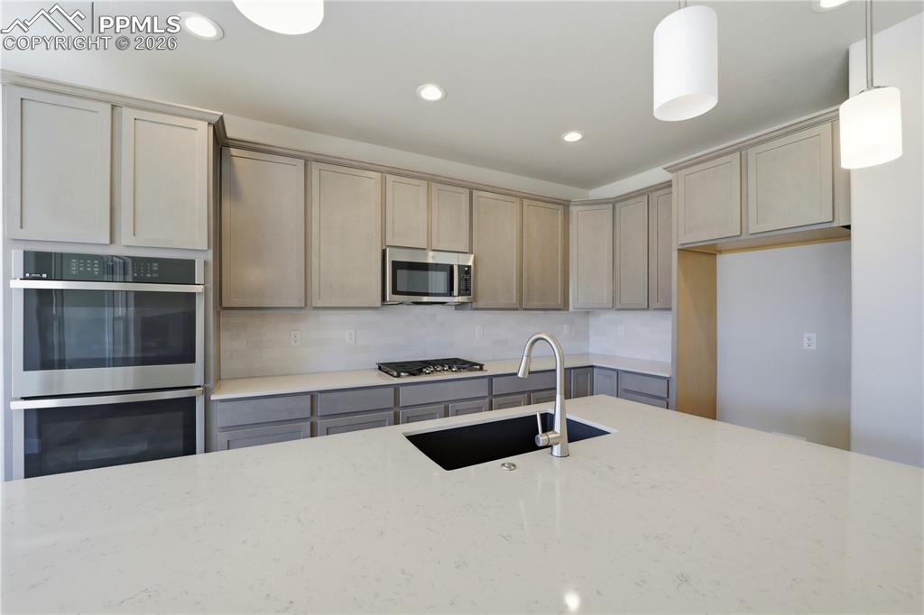 Image 21 of 41: Kitchen