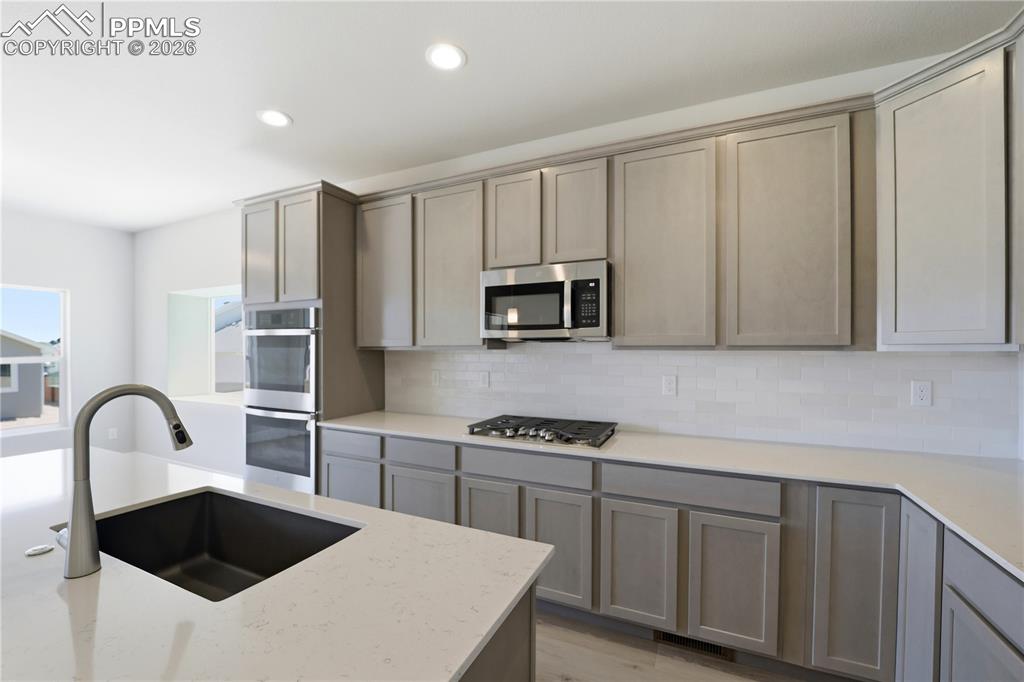 Image 23 of 41: Kitchen