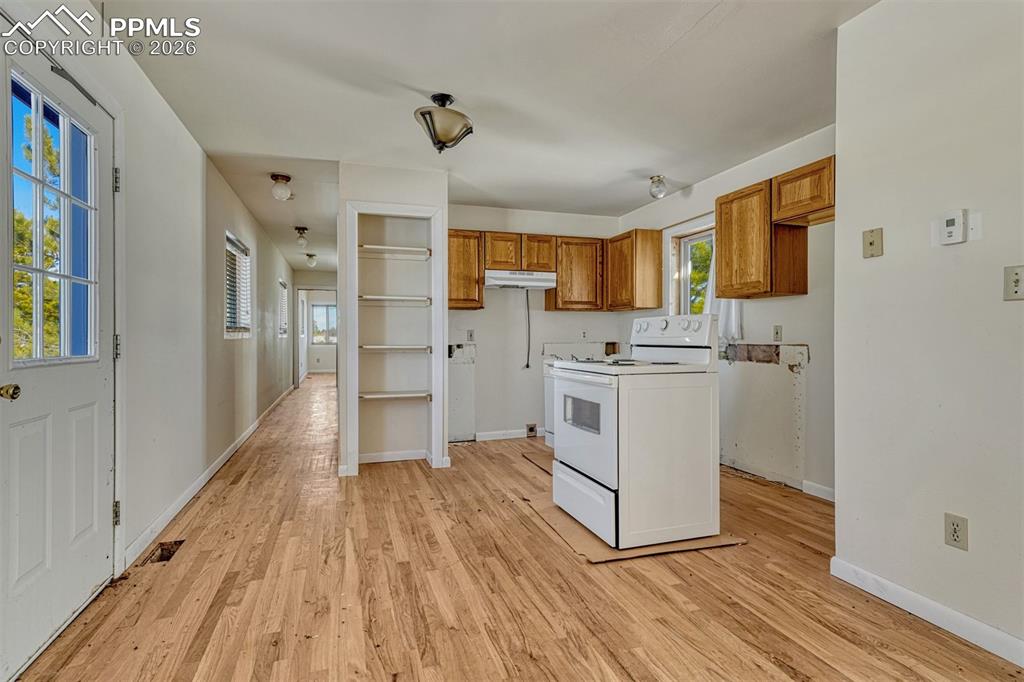 Image 14 of 23: Kitchen