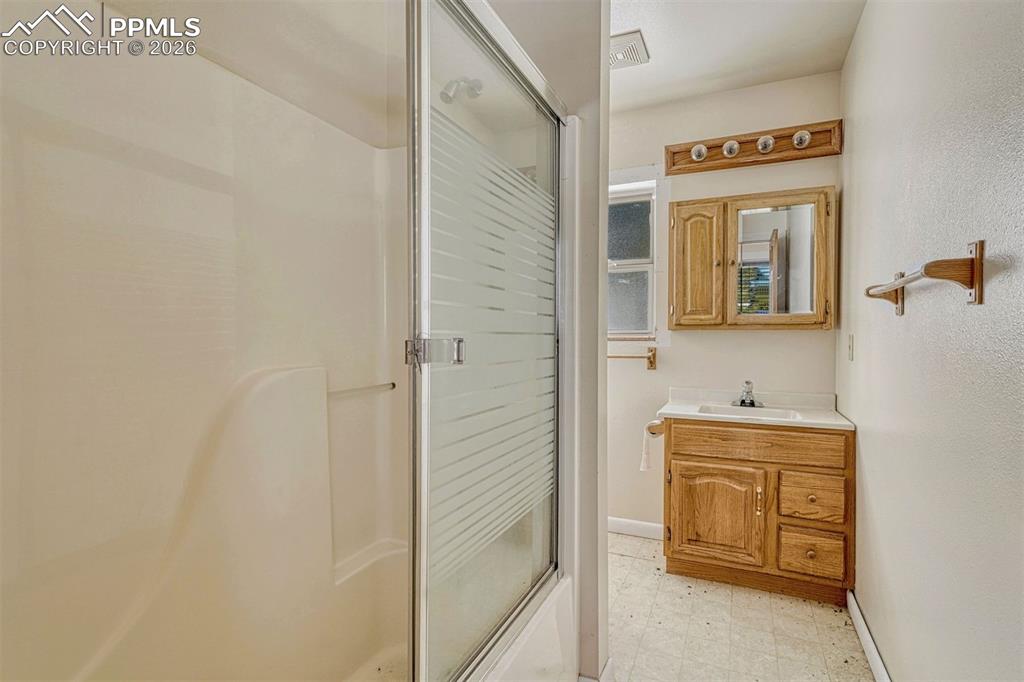 Image 17 of 23: Bathroom