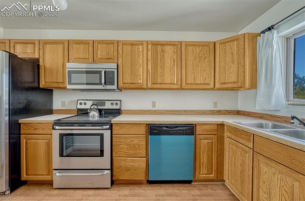 Image 4 of 23: Kitchen