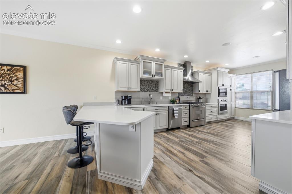 Image 10 of 50: Kitchen