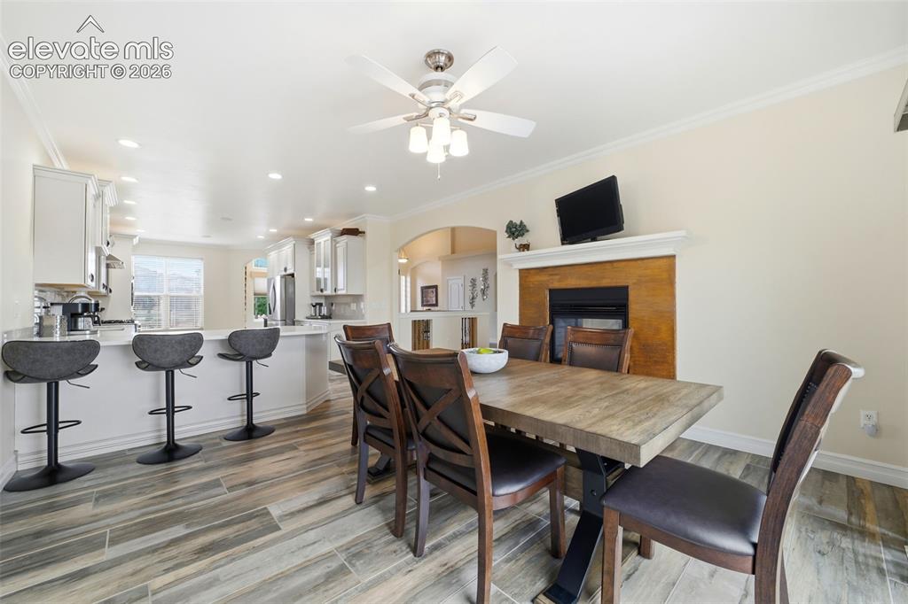 Image 12 of 50: Dining Area