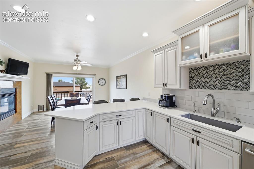Image 15 of 50: Kitchen