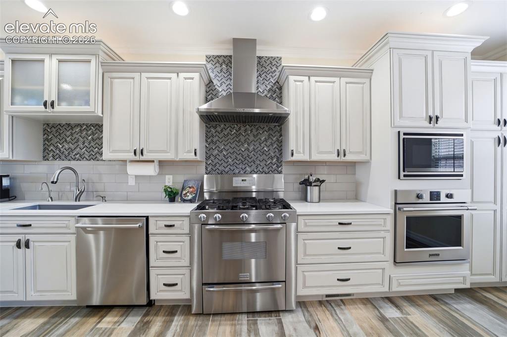Image 16 of 50: Kitchen