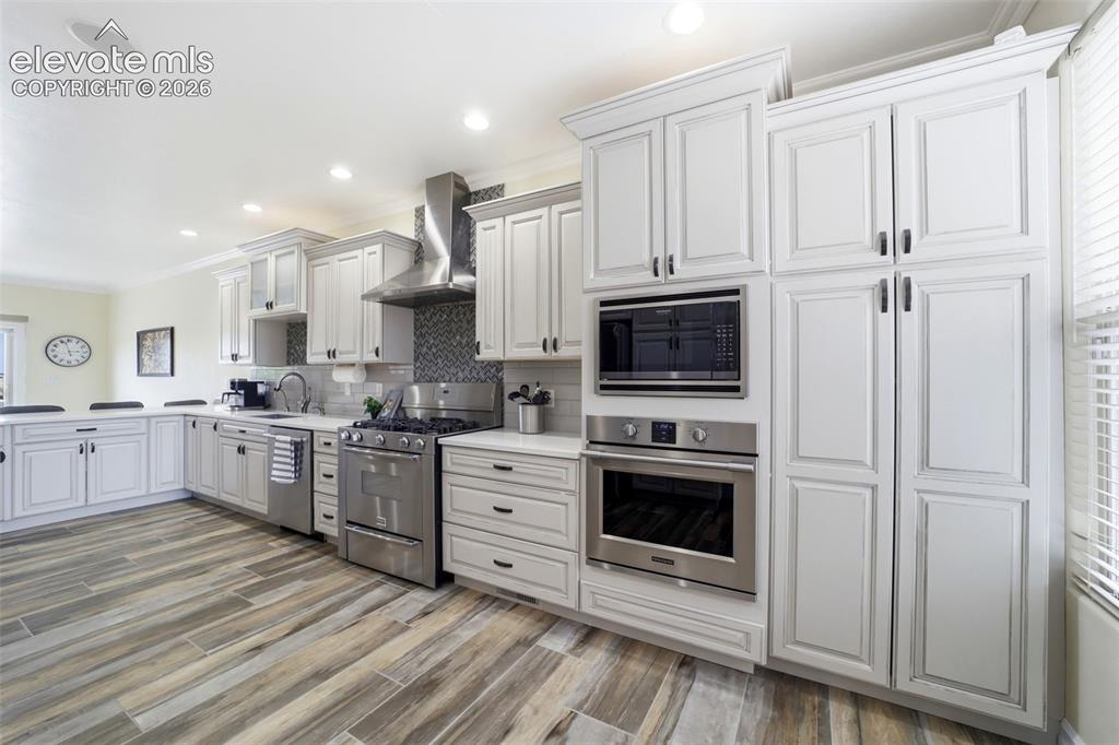 Image 17 of 50: Kitchen