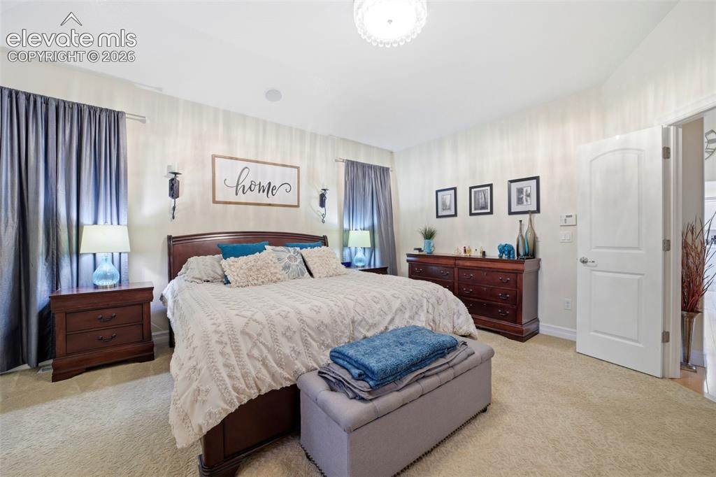 Image 19 of 50: Bedroom