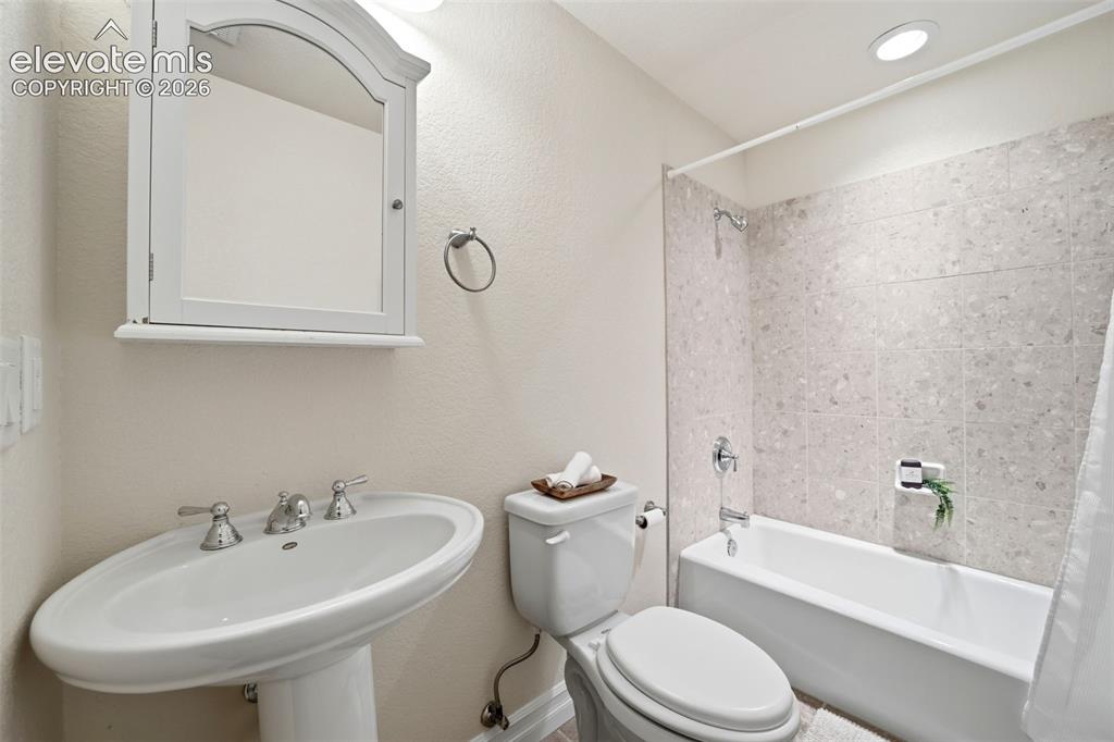Image 40 of 50: Bathroom