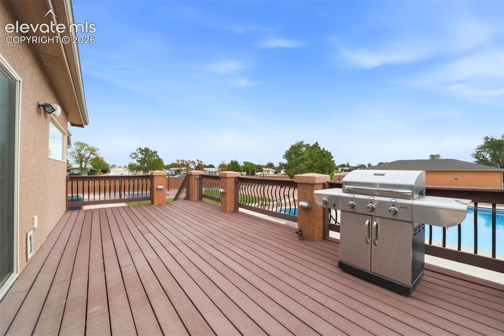 Image 41 of 50: Deck