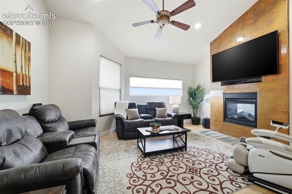 Image 8 of 50: Living Room