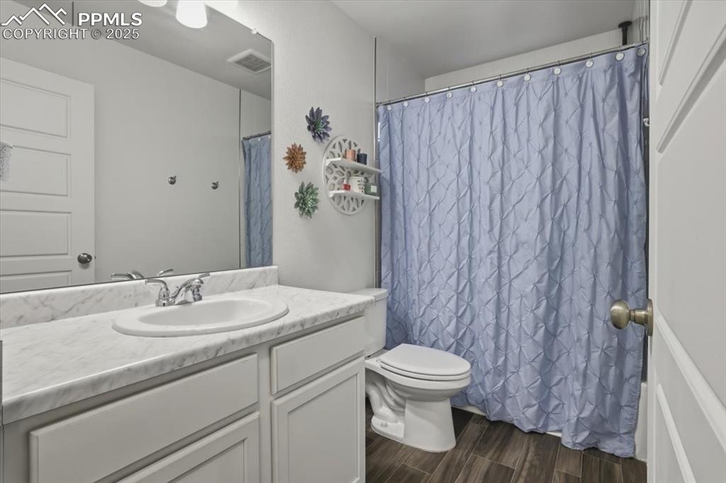 Image 15 of 35: Upper level full bathroom.