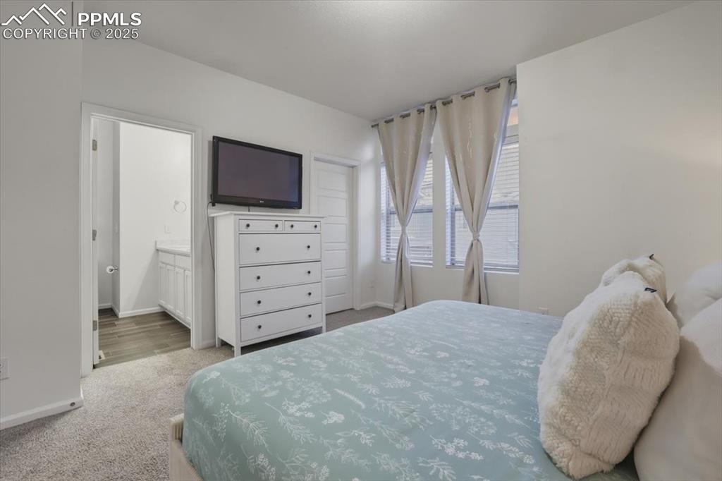 Image 19 of 35: Main level primary suite with attached bathroom.