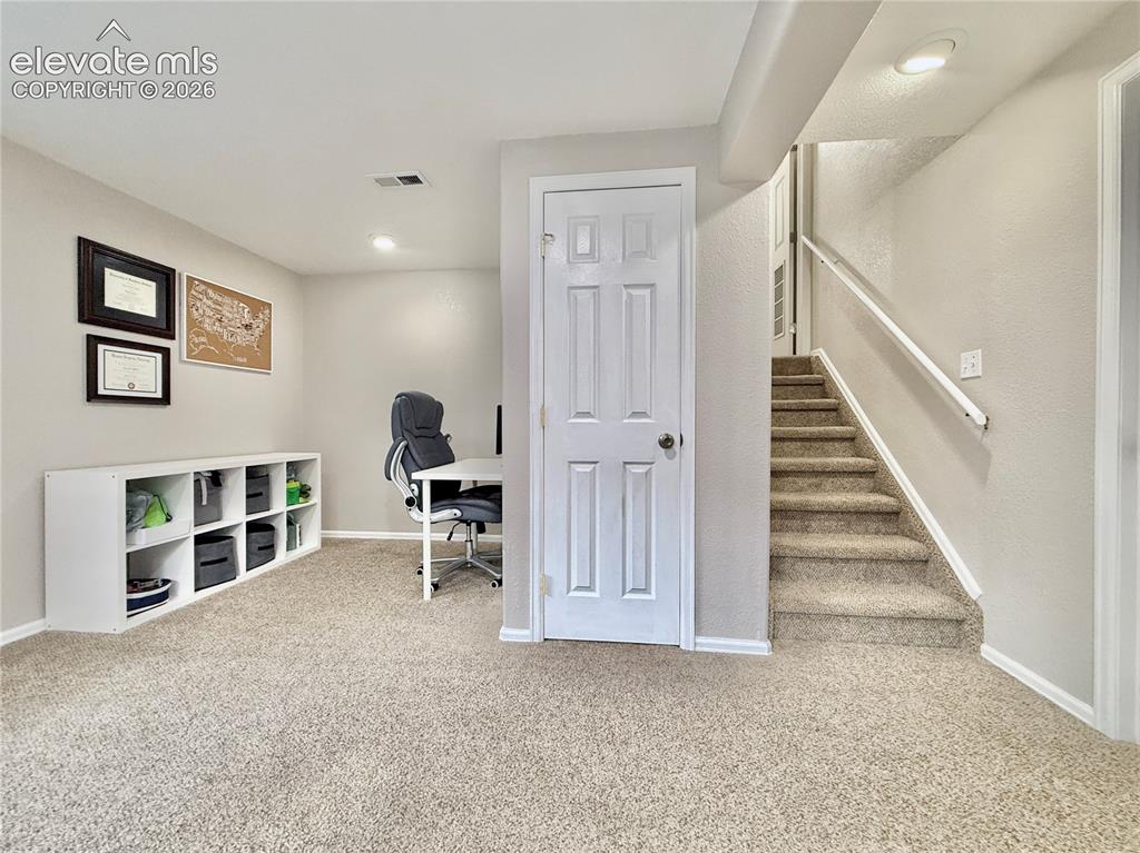 Image 15 of 20: Office