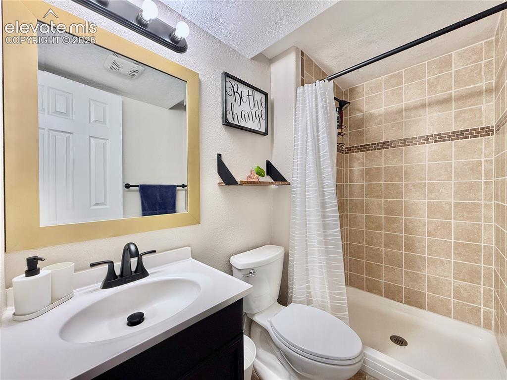 Image 17 of 20: Bathroom