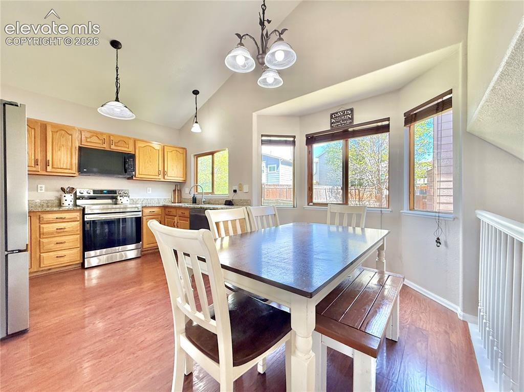 Image 4 of 20: Dining Area