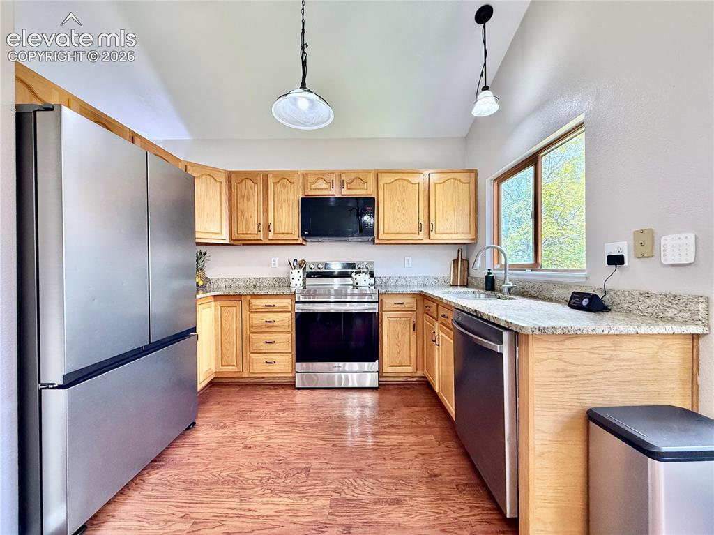 Image 5 of 20: Kitchen