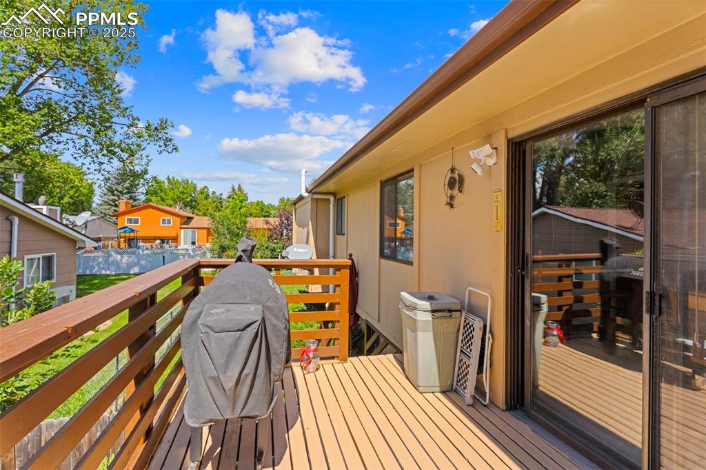 Image 11 of 40: Deck